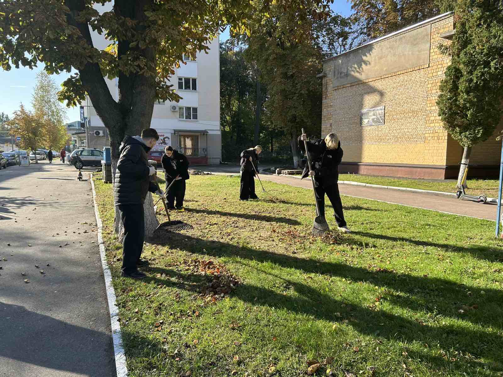 Субботник в колледже: территория стала чище благодаря стараниям учащихся